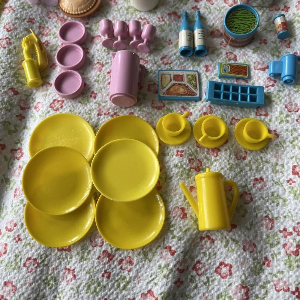 1984 Barbie Dream Kitchen 9119 Dishes Food Serving Flatware Goblets Pots Dishes